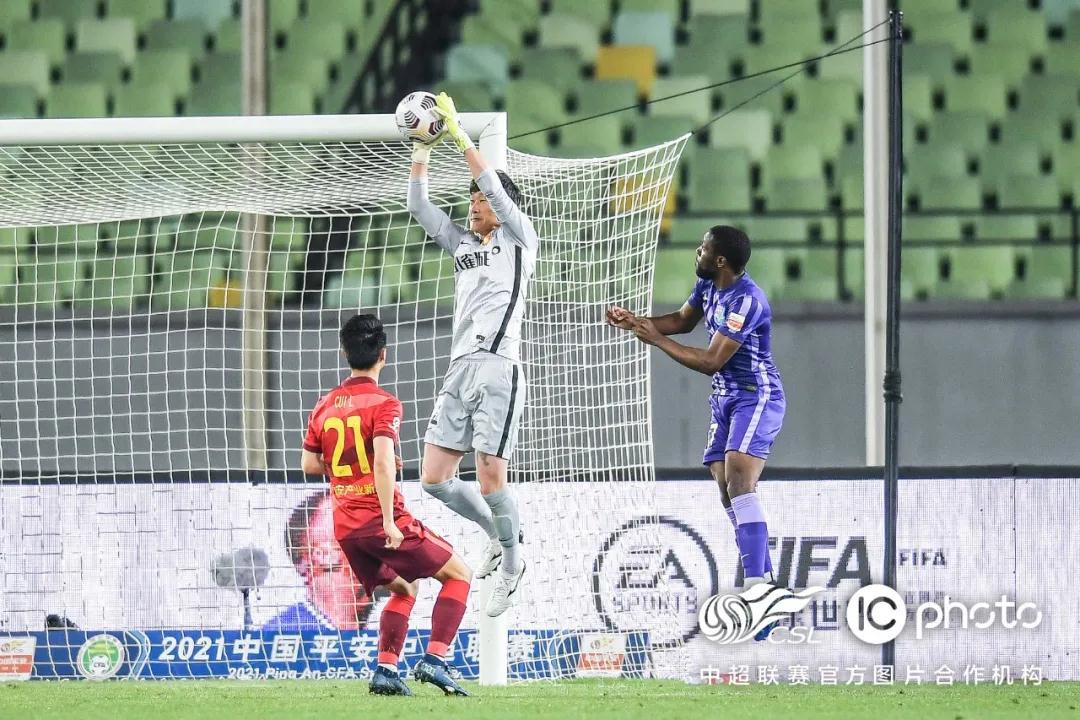 ليفربول وتوتنهام يتعادلان 1-1 في مباراة مثيرة